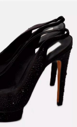 Zapatos de tacón negros con pedrería