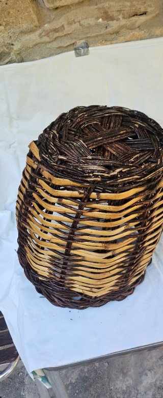 Cesto antiguo de cañas y madera