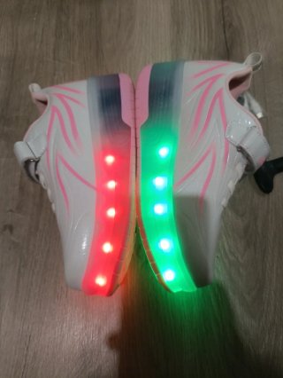Zapatillas con ruedas y luces LED