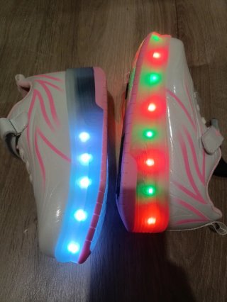 Zapatillas con ruedas y luces LED