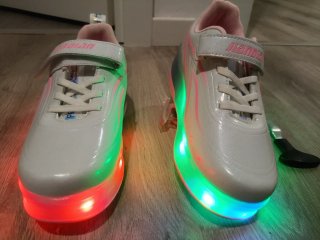 Zapatillas con ruedas y luces LED