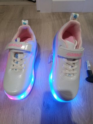 Zapatillas con ruedas y luces LED