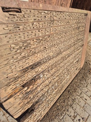 Trillo antiguo de madera y metal