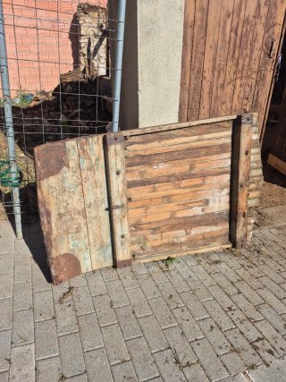 Trillo antiguo de madera y metal