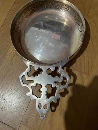 Plato decorativo de metal plateado