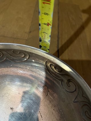 Plato decorativo de metal plateado