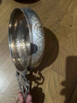 Plato decorativo de metal plateado