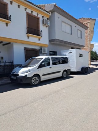 Remolque cerrado tipo motorhome