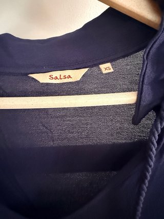 Camisa azul con capucha