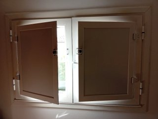 Ventana aluminio hojas abatibles con contraventana