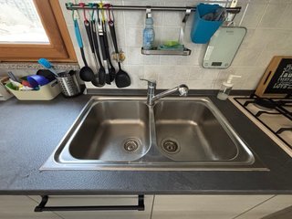 Cucina lineare grigia e bianca