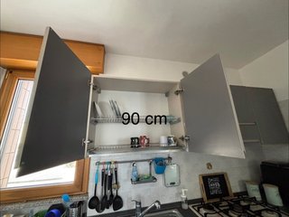 Cucina lineare grigia e bianca