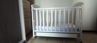 Cuna DM lacada en blanco con colchón