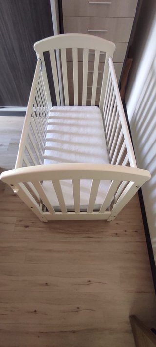 Cuna DM lacada en blanco con colchón