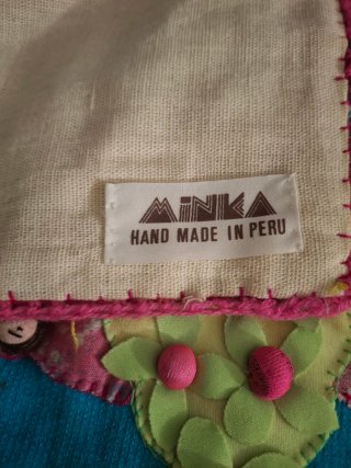 Arpillera peruana  con 3 bolsillos.Mide 60x25cm.