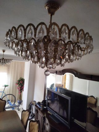 Mesa comedor y 6 sillas .Bufet +vitrina+ lámpara.