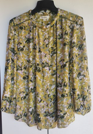 Blusa verde con estampado floral
