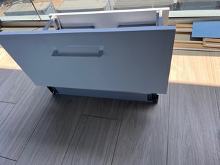 Mueble de baño con lavabo y grifo
