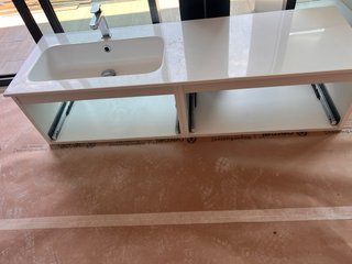 Mueble de baño con lavabo y grifo