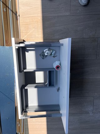 Mueble de baño con lavabo y grifo