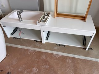 Mueble de baño con lavabo y grifo
