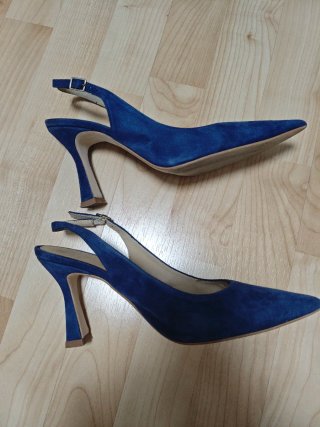 Zapatos de tacón azul destalonados