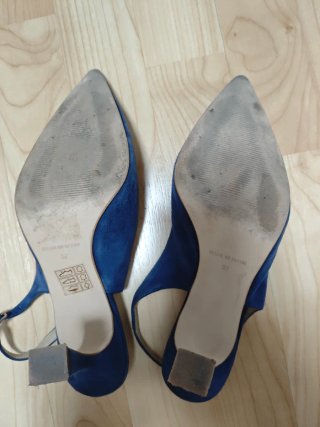 Zapatos de tacón azul destalonados