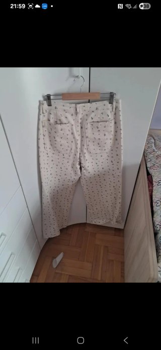 Pantalones beige con estampado floral