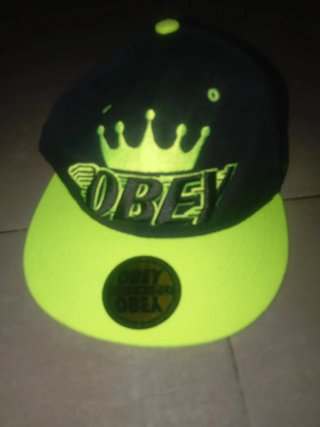 Gorra Obey Negra y Verde Radiación