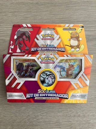 Kit Entrenador Pokémon Sol y Luna Lycanroc Raichu