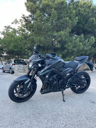 Suzuki GSXS 750 Negra