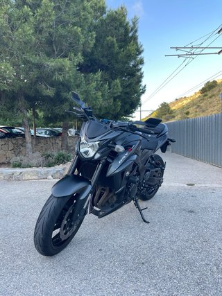 Suzuki GSXS 750 Negra