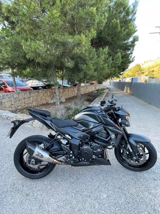 Suzuki GSXS 750 Negra