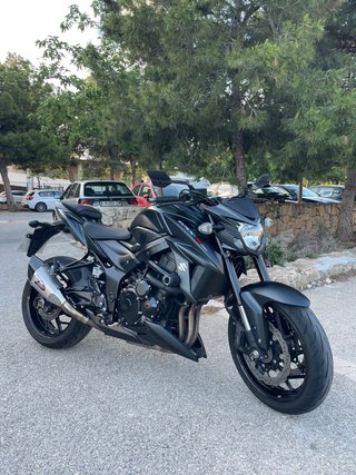 Suzuki GSXS 750 Negra