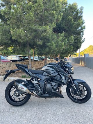 Suzuki GSXS 750 Negra