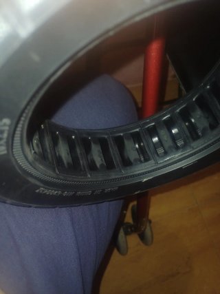 Rueda maciza negra