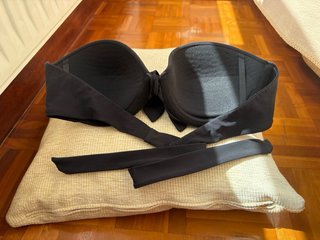 Top bikini negro Oysho, talla 85