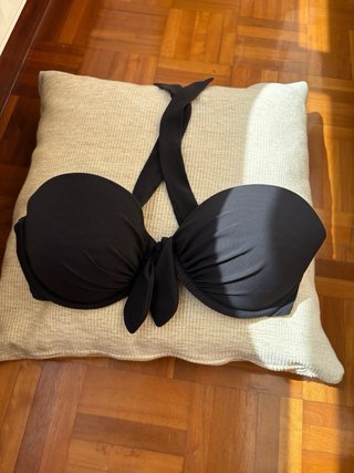 Top bikini negro Oysho, talla 85