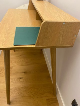 Escritorio de madera con diseño moderno