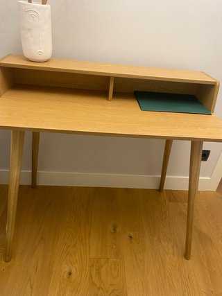 Escritorio de madera con diseño moderno