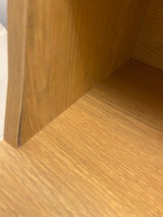 Escritorio de madera con diseño moderno