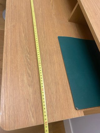 Escritorio de madera con diseño moderno