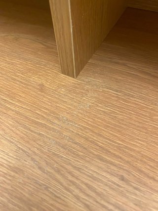 Escritorio de madera con diseño moderno