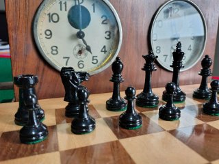 Antico scacchiere spagnolo con set di scacchi