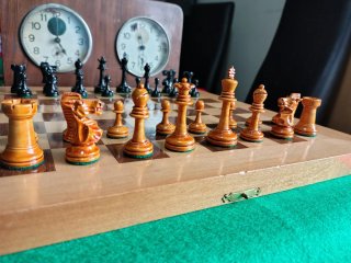 Antico scacchiere spagnolo con set di scacchi