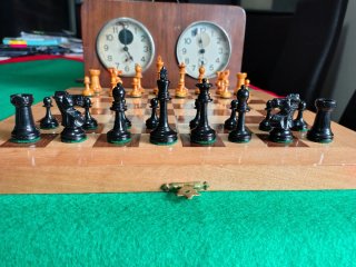 Antico scacchiere spagnolo con set di scacchi