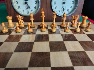 Antico scacchiere spagnolo con set di scacchi