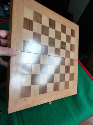 Antico scacchiere spagnolo con set di scacchi