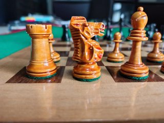 Antico scacchiere spagnolo con set di scacchi