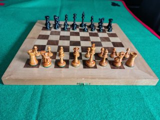 Antico scacchiere spagnolo con set di scacchi